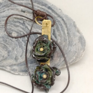 colgante flor doble color negro con trazos verdes