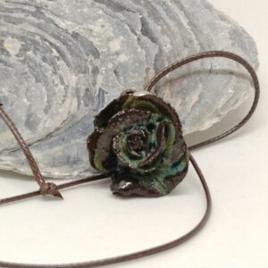 Colgante de flor negra con trazos verdes