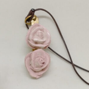 Colgante doble flor rosa pastel. Una esmaltada, una mate