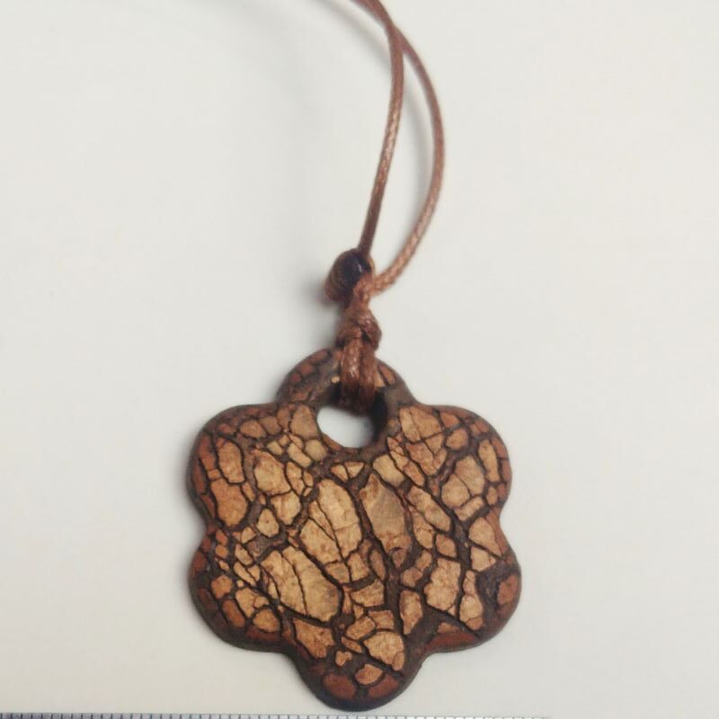 Colgante flor Grietas. Barro negro y esmalte cobre