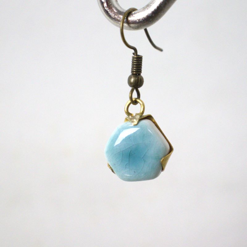 Pendiente pentágono azul cielo. Porcelana esmaltada