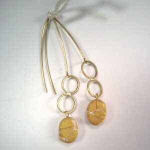 Pendiente largo Grietas Doradas. Porcelana y latón