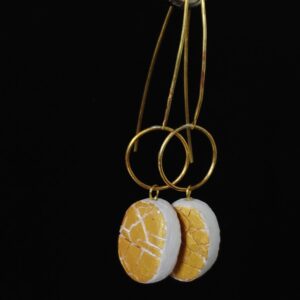 Pendiente largo Grietas Doradas. Porcelana y latón (modelo grande)