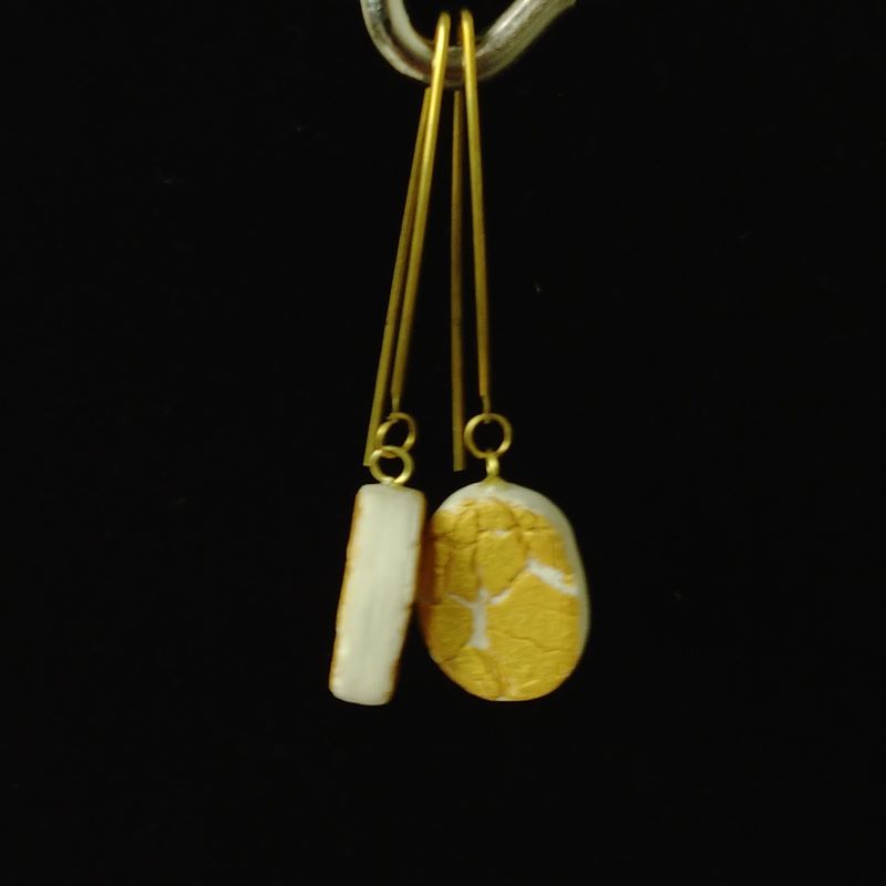 Pendiente Grietas Doradas. Porcelana y latón (6 cm)