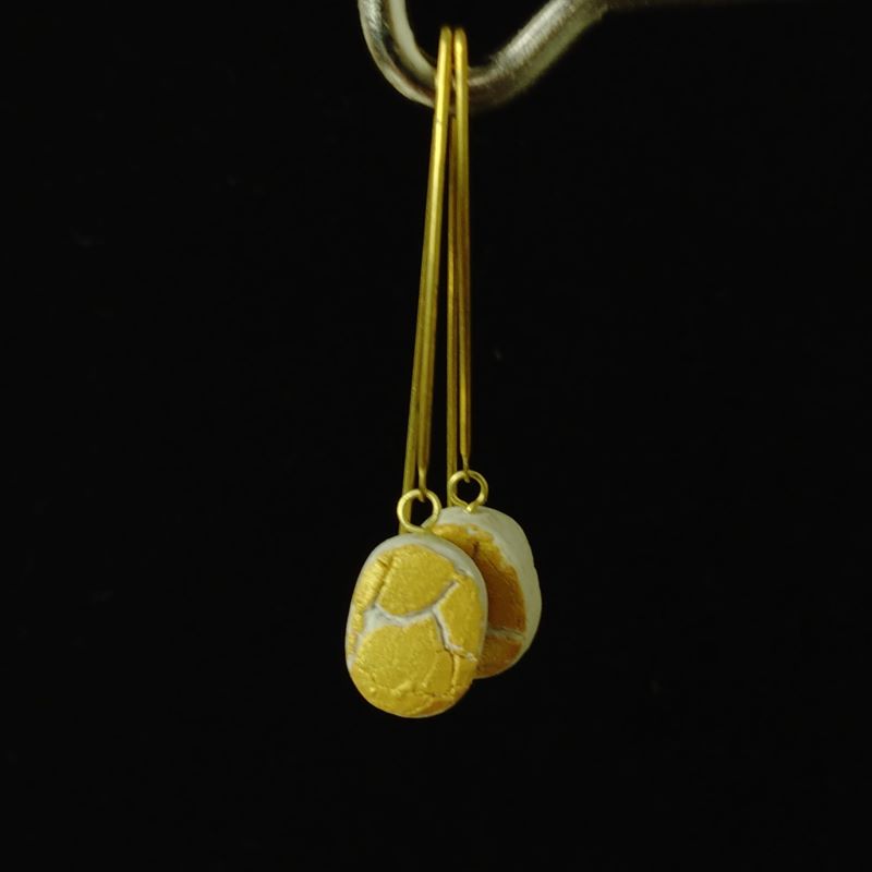 Pendiente Grietas Doradas. Porcelana y latón (6 cm) - Imagen 2