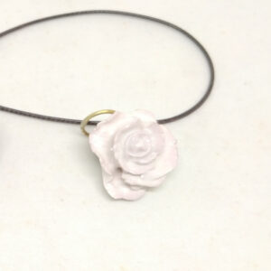 Colgante flor blanca pequeña. Cerámica esmaltada